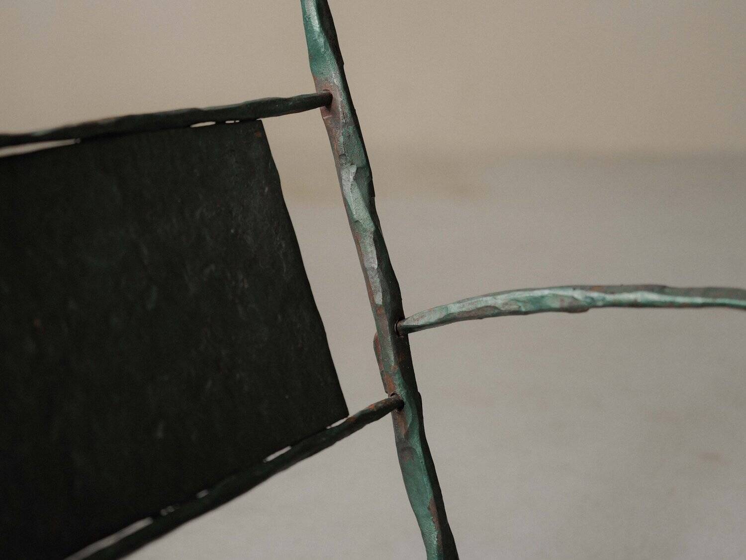 Fauteuil bas en fer forgé martelé, France, vers 1960