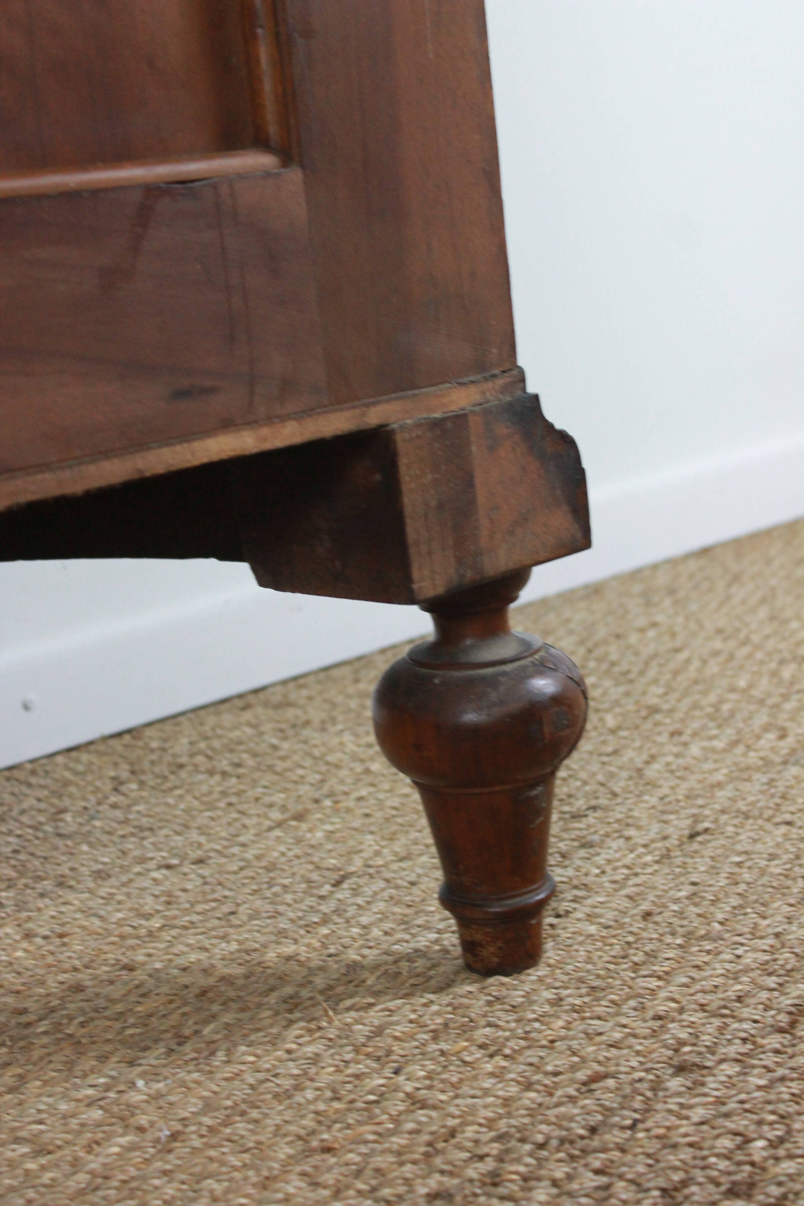 Half-moon shaped serving trolley