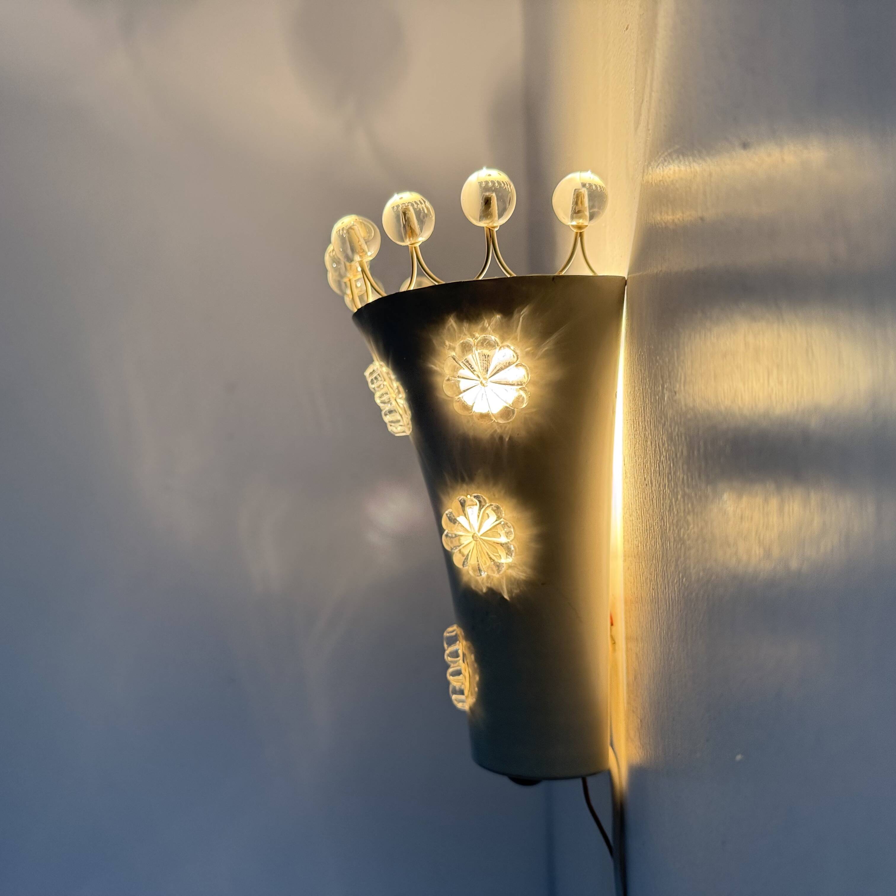 Applique murale Emil Stejnar avec cristaux en forme de fleurs, années 1950, Vienne.