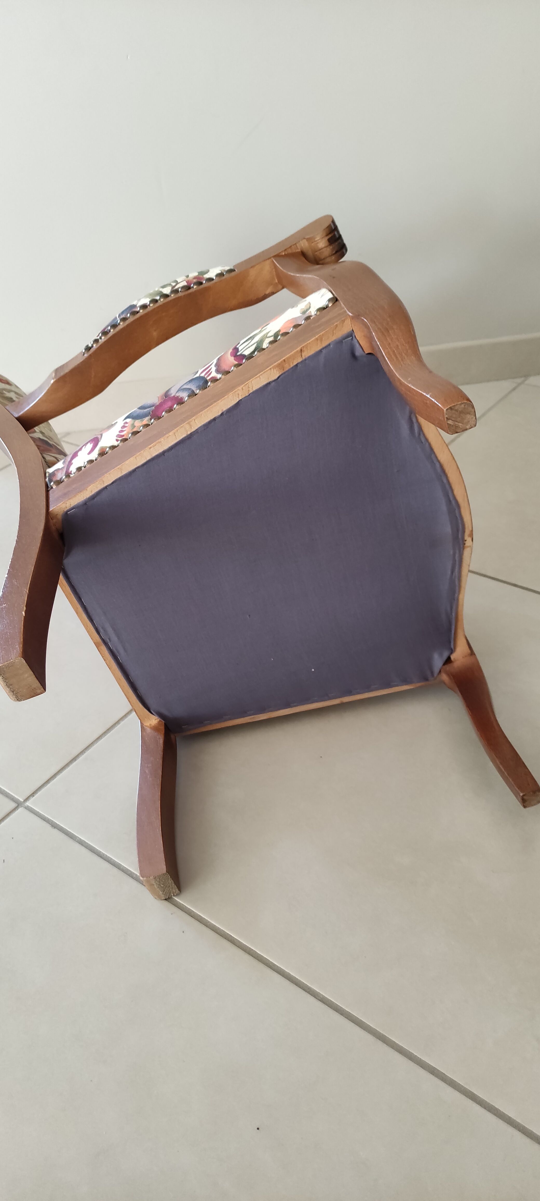 Fauteuil Voltaire en bois et tissu