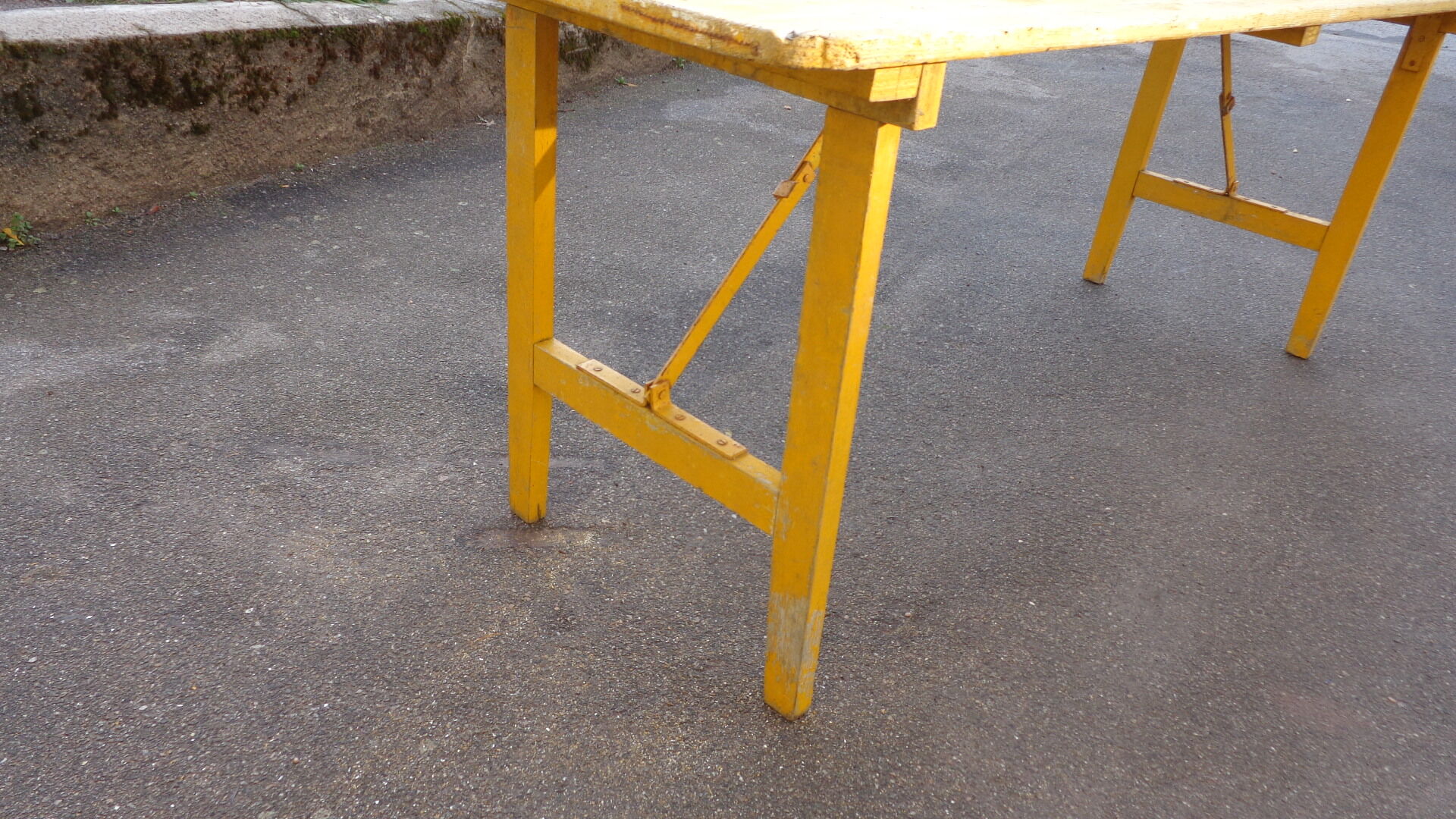 Brewery folding table