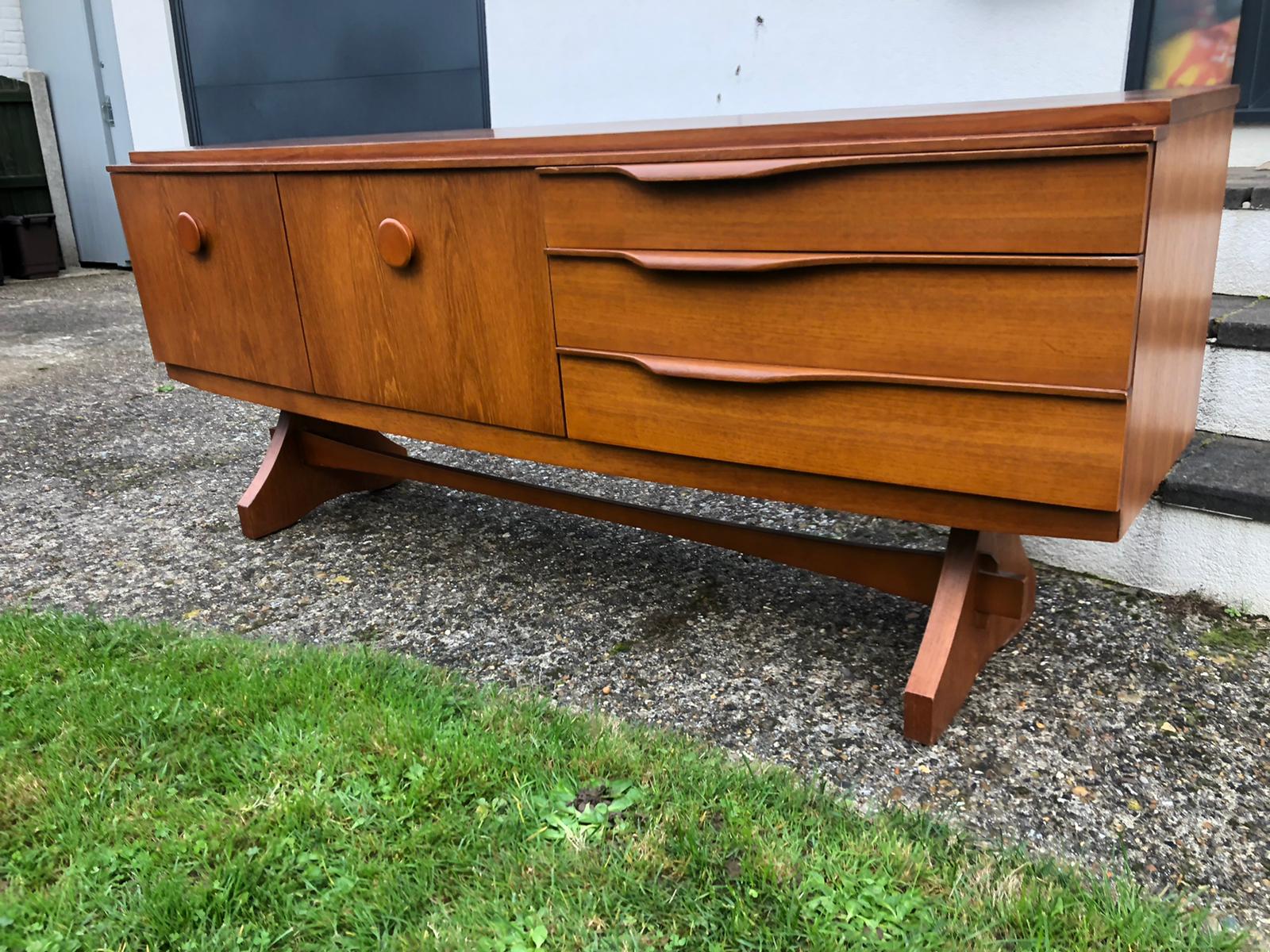 Scandinavian-style english line in teak