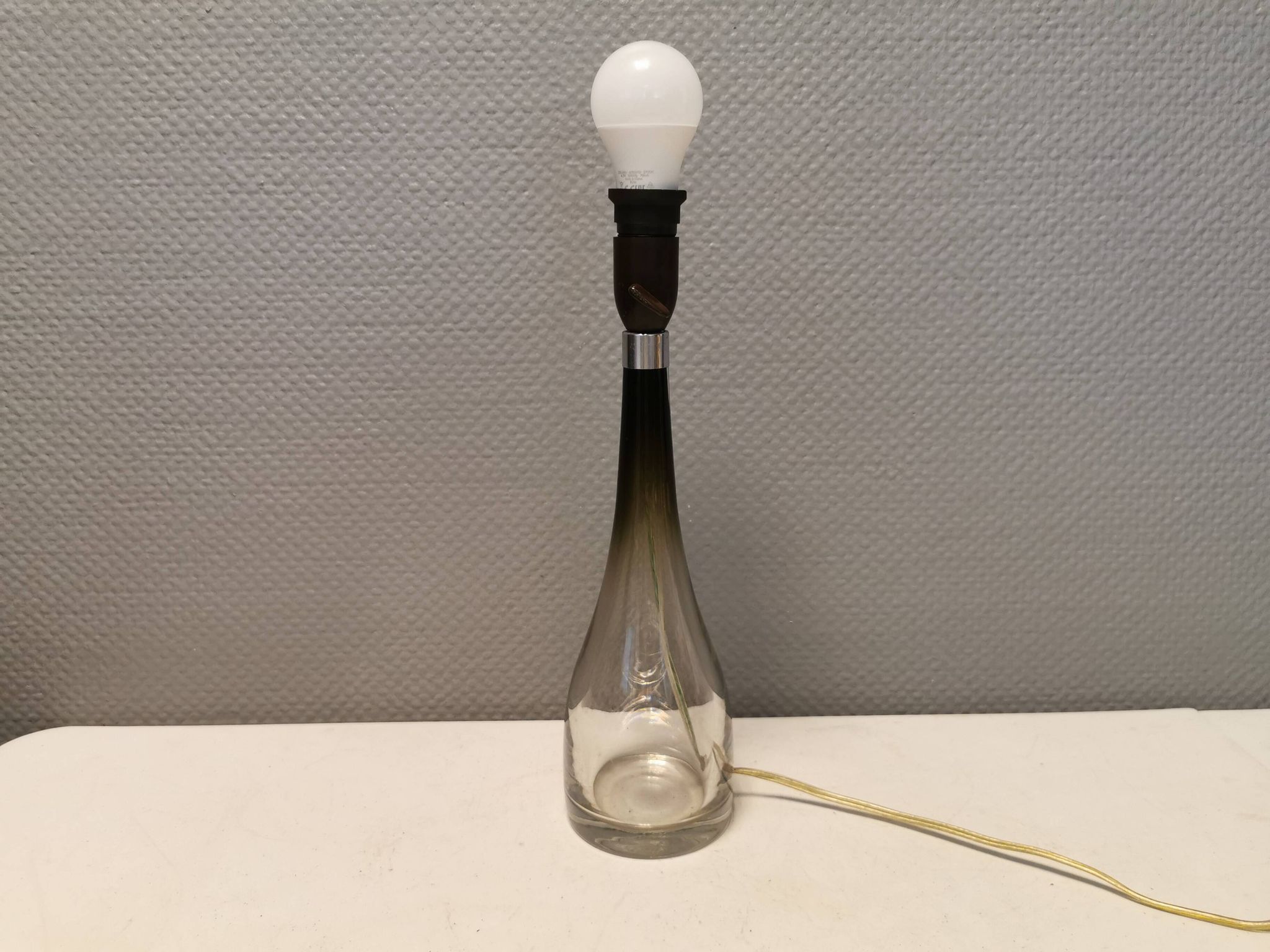 Lampe de table en verre de forme élégante. Par Bengt Orup 1957.