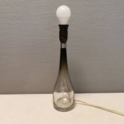 Lampe de table en verre de forme élégante. Par Bengt Orup 1957.