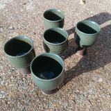 Tasses gobelets en grès sur pied originales signées.