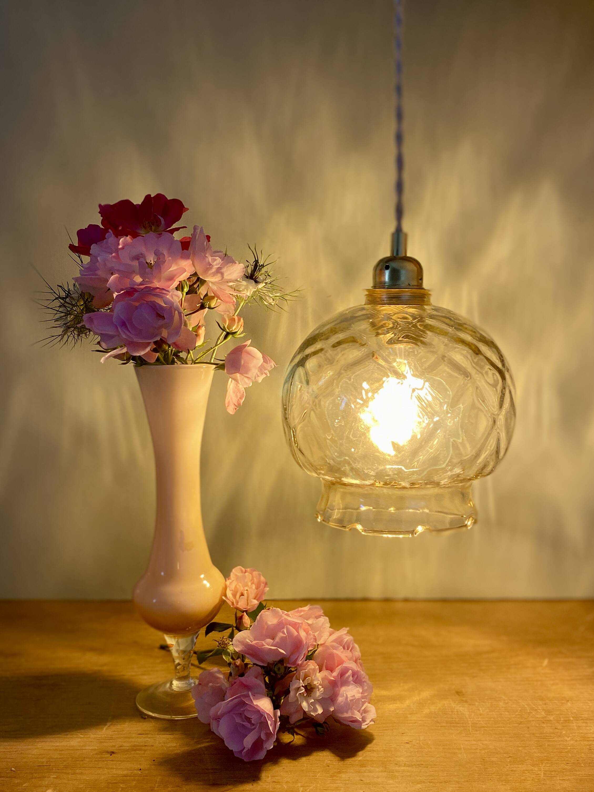 Suspension globe vintage en verre ambré