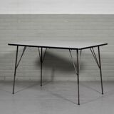 Table industrielle avec les jambes extensibles