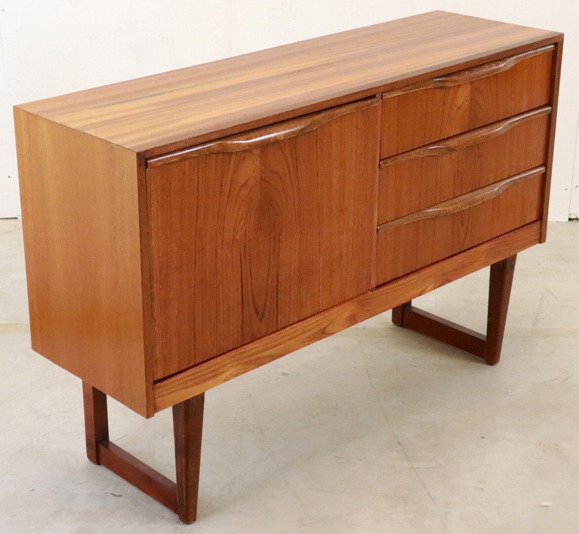 Compact english sideboard ́walsden ́ 106.5 cm