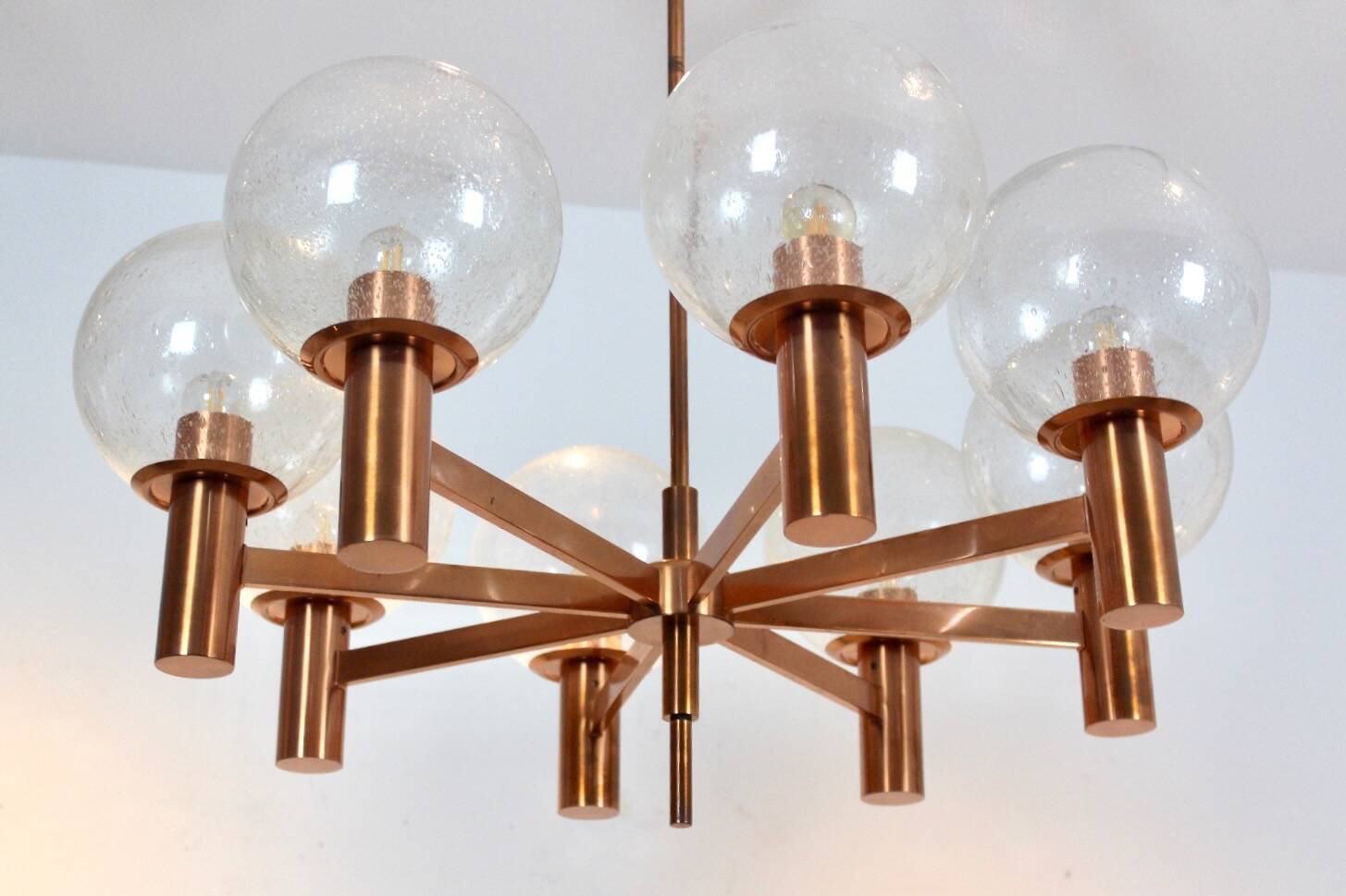 Lustre en cuivre et verre soufflé à la main par Ott International