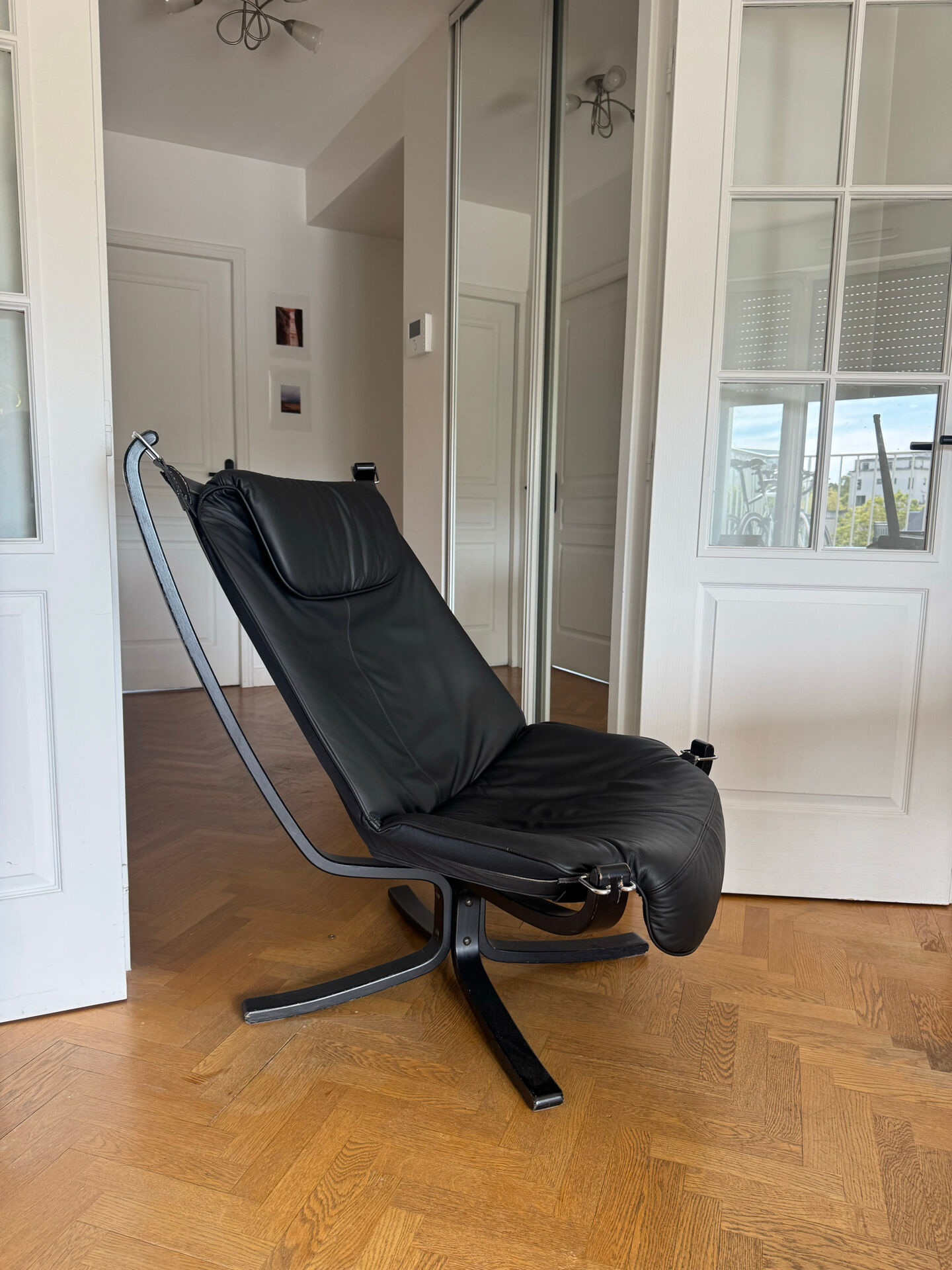 Fauteuil lounge falcon par Sigurd Russell cuir noir