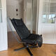 Fauteuil lounge falcon par Sigurd Russell cuir noir