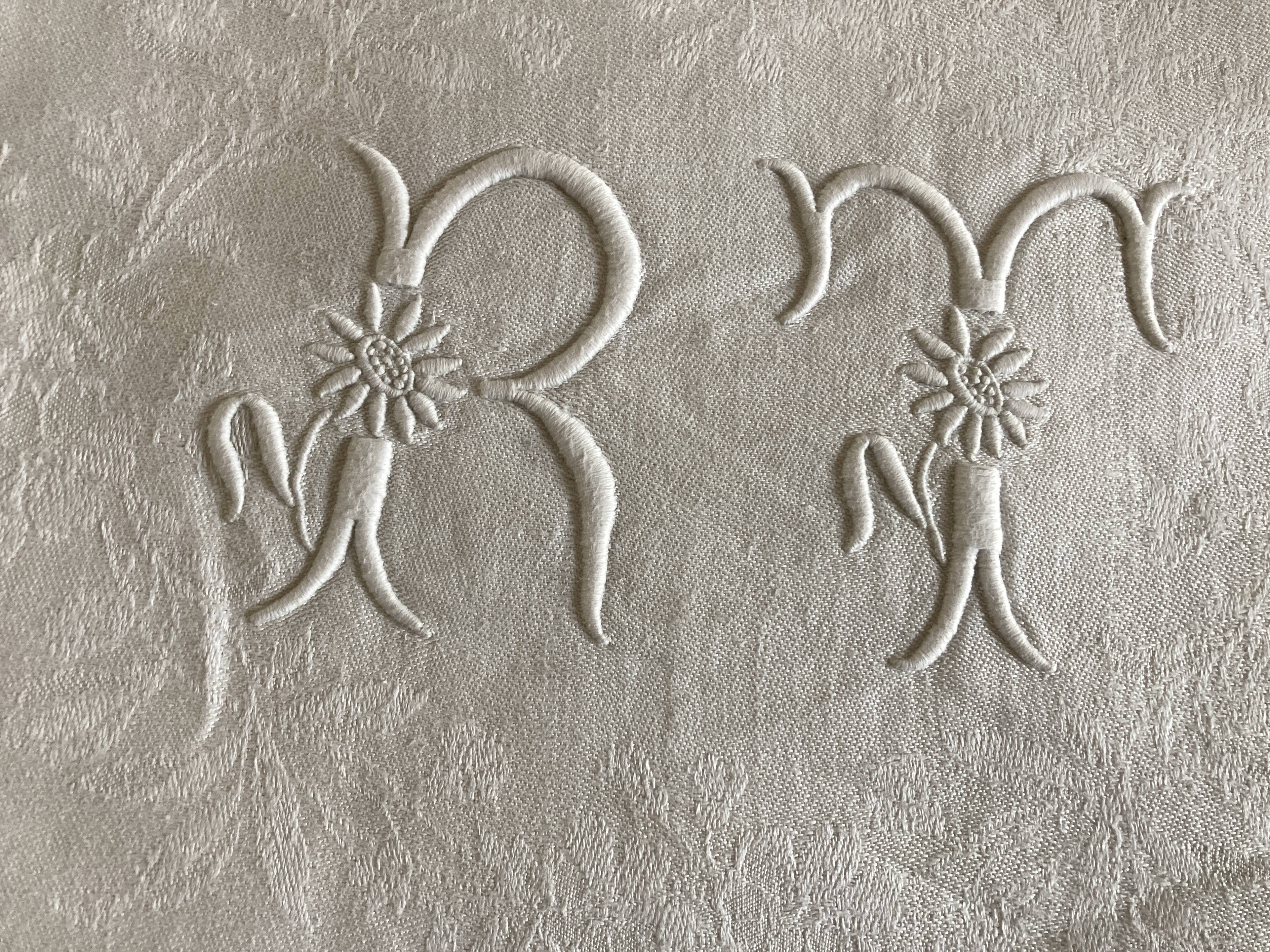 Tablecloth and 8 damask linen napkins embroidered RT circa 1900.