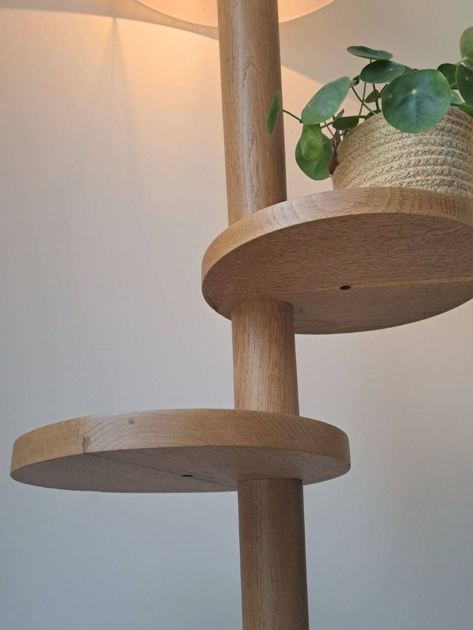 Lampadaire vintage en chêne massif à tablettes, années 1960