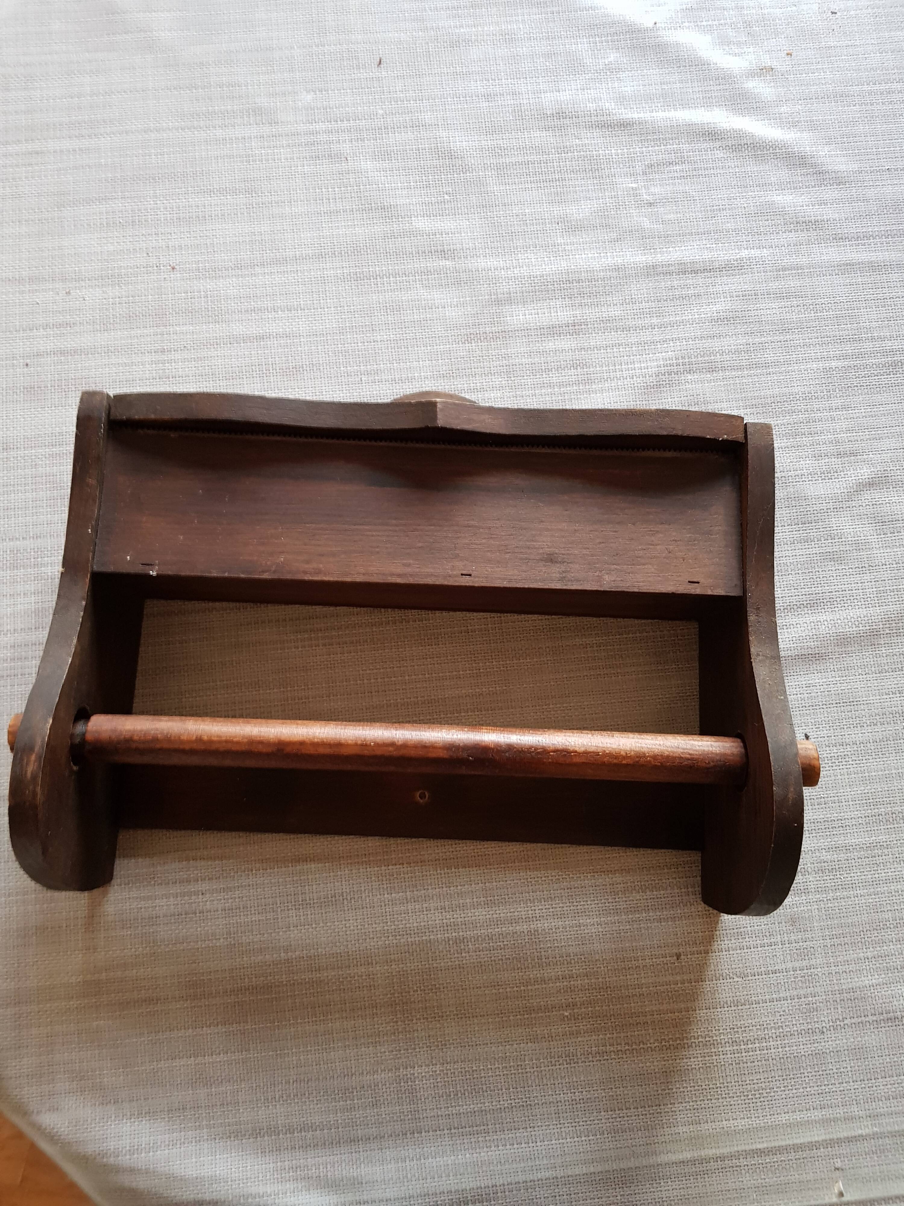 Shelf carrying absorbent paper and aluminum