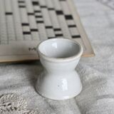 Coquetier diabolo ancien en faïence blanche
