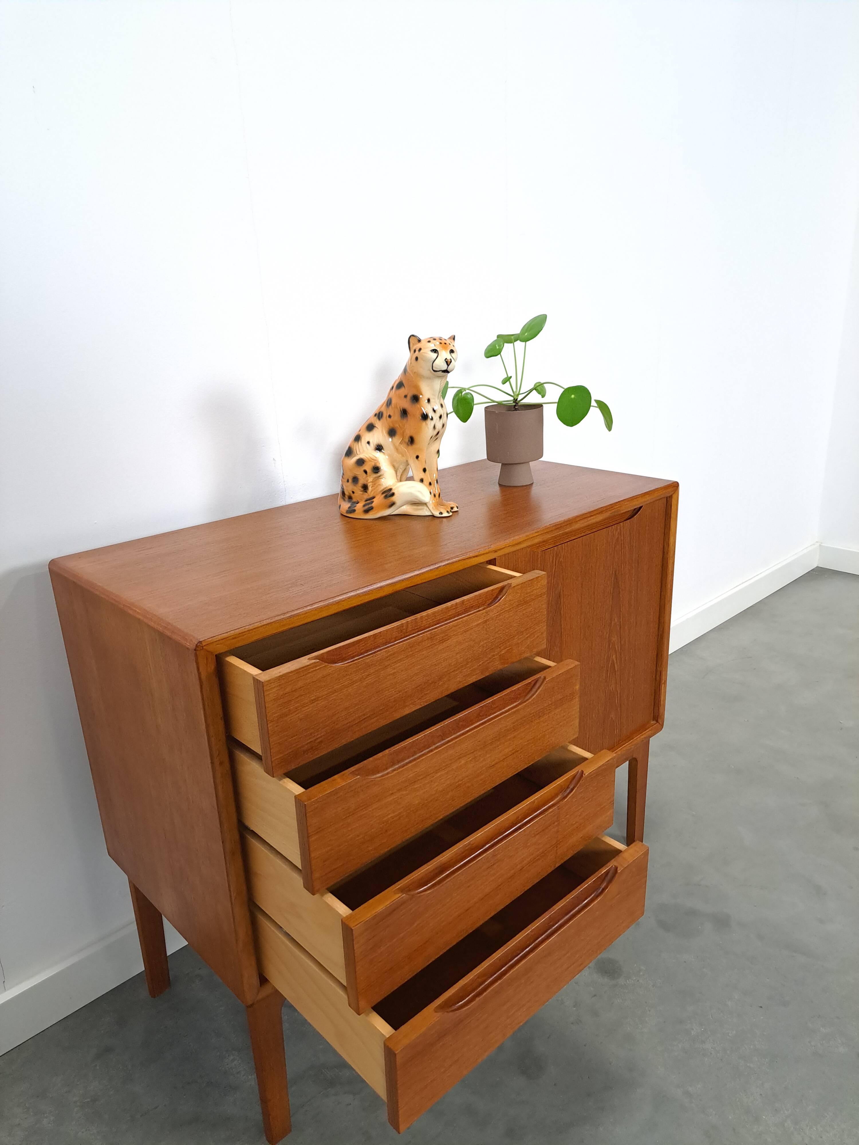 Teak Deens dressoir met lades vintage