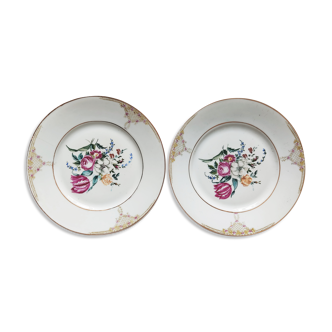 Paire d'assiettes en porcelaine à décor de fleurs peintes