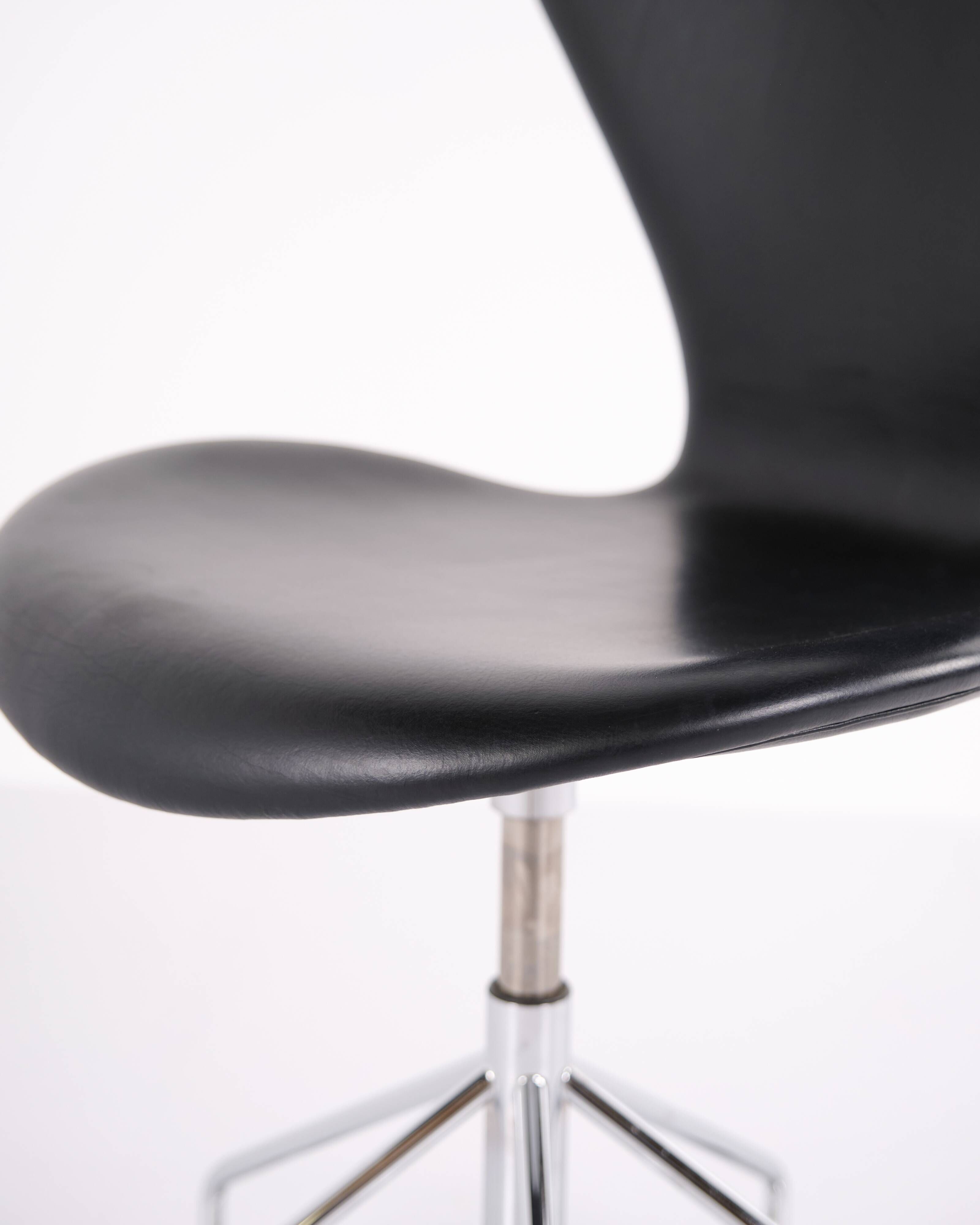Seven office chair - Model 3117 - Black leather - Swivel function - Arne Jacobsen - Fritz Hansen