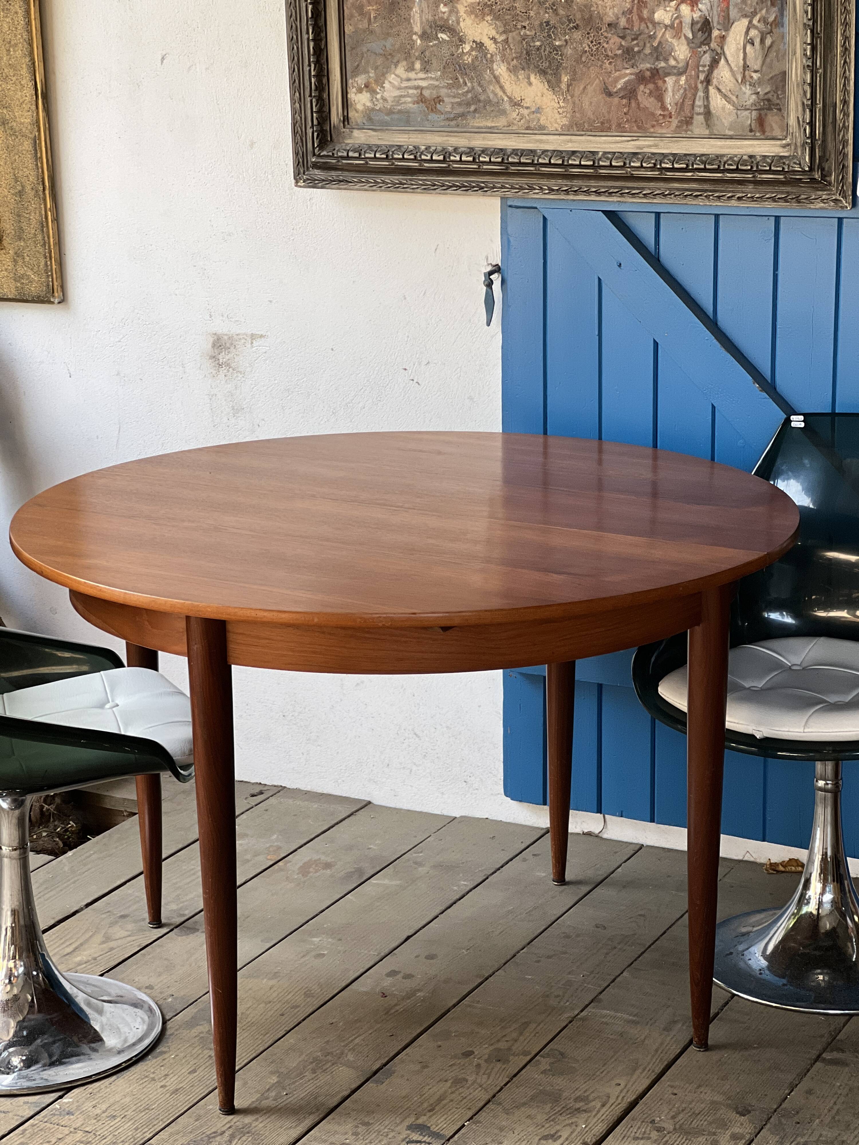 Round extendable table