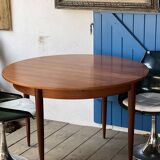 Round extendable table