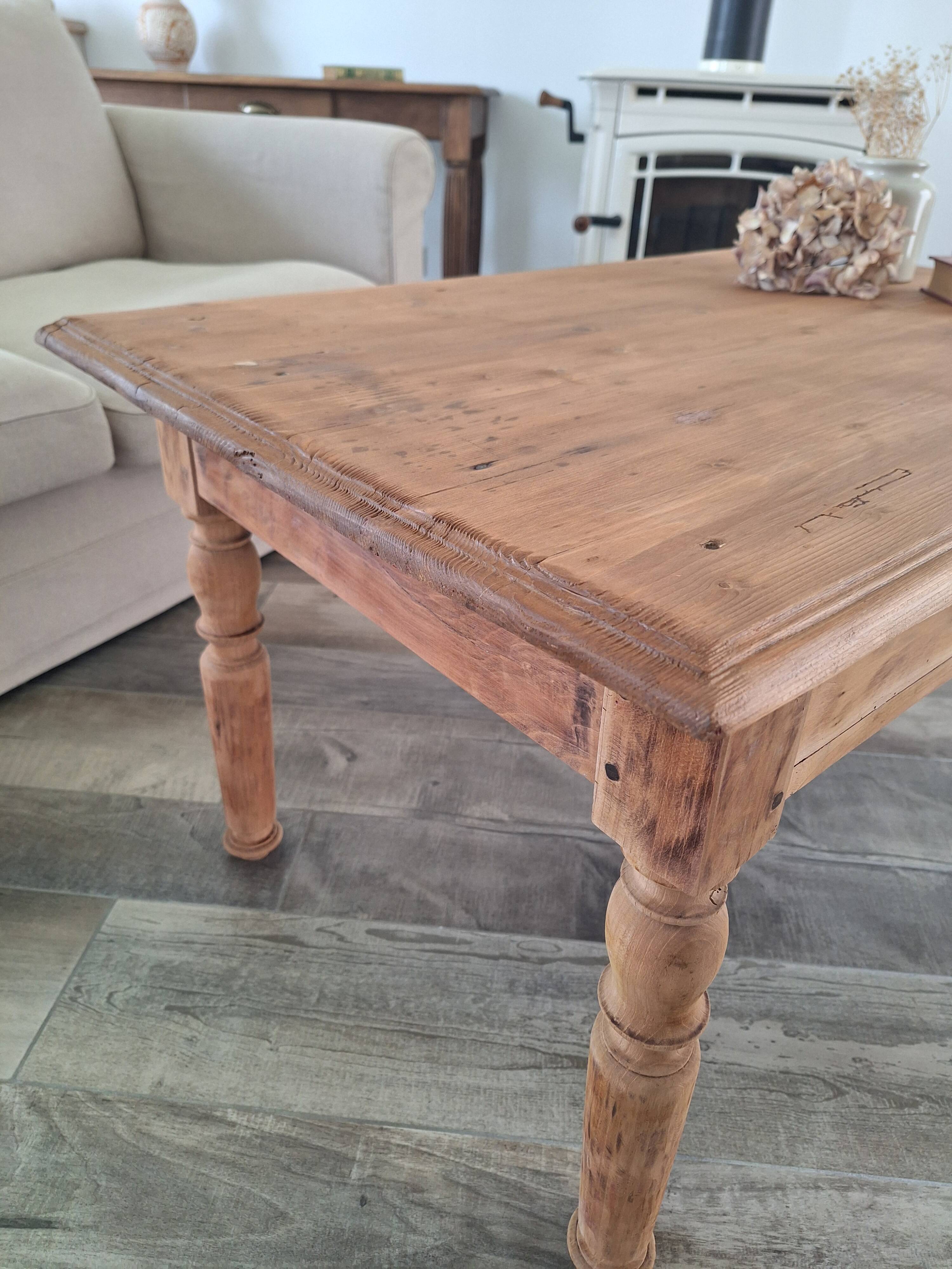 Farmhouse coffee table in solid wood, country style.