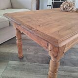 Farmhouse coffee table in solid wood, country style.