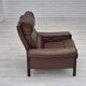 Fauteuil danois années 1970, état d'origine, cuir d'ameublement, bois de chêne foncé.