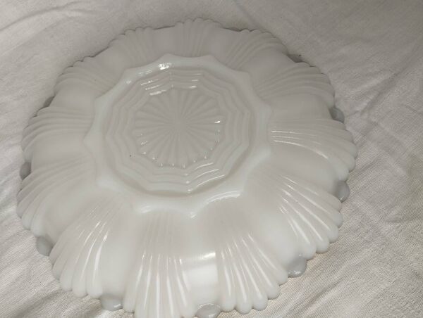 Plat à œufs ancien – Opaline blanche – Bord doré – Fin XIXe / début XXe