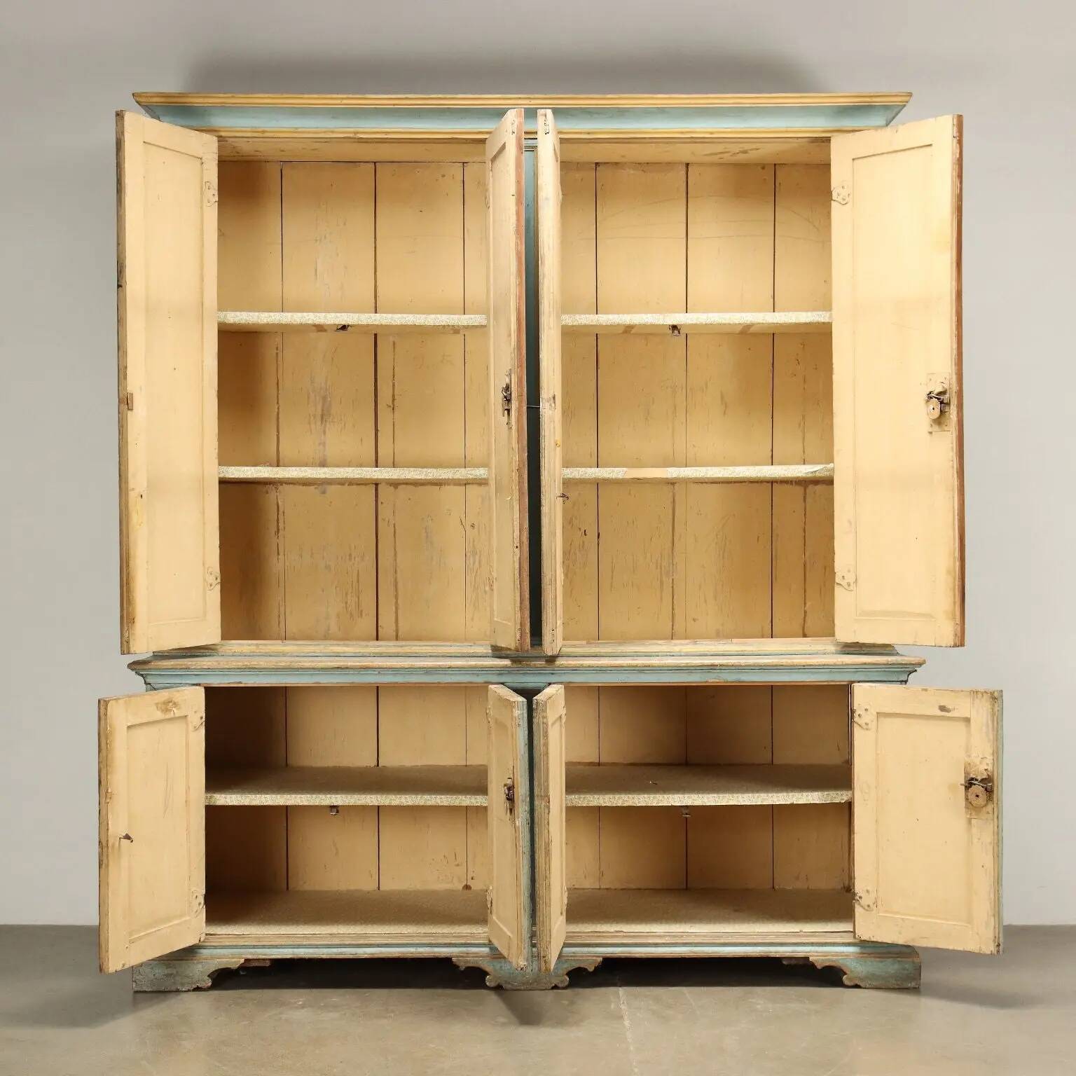 Baroque-style buffet from the mid-18th century in lacquered wood.