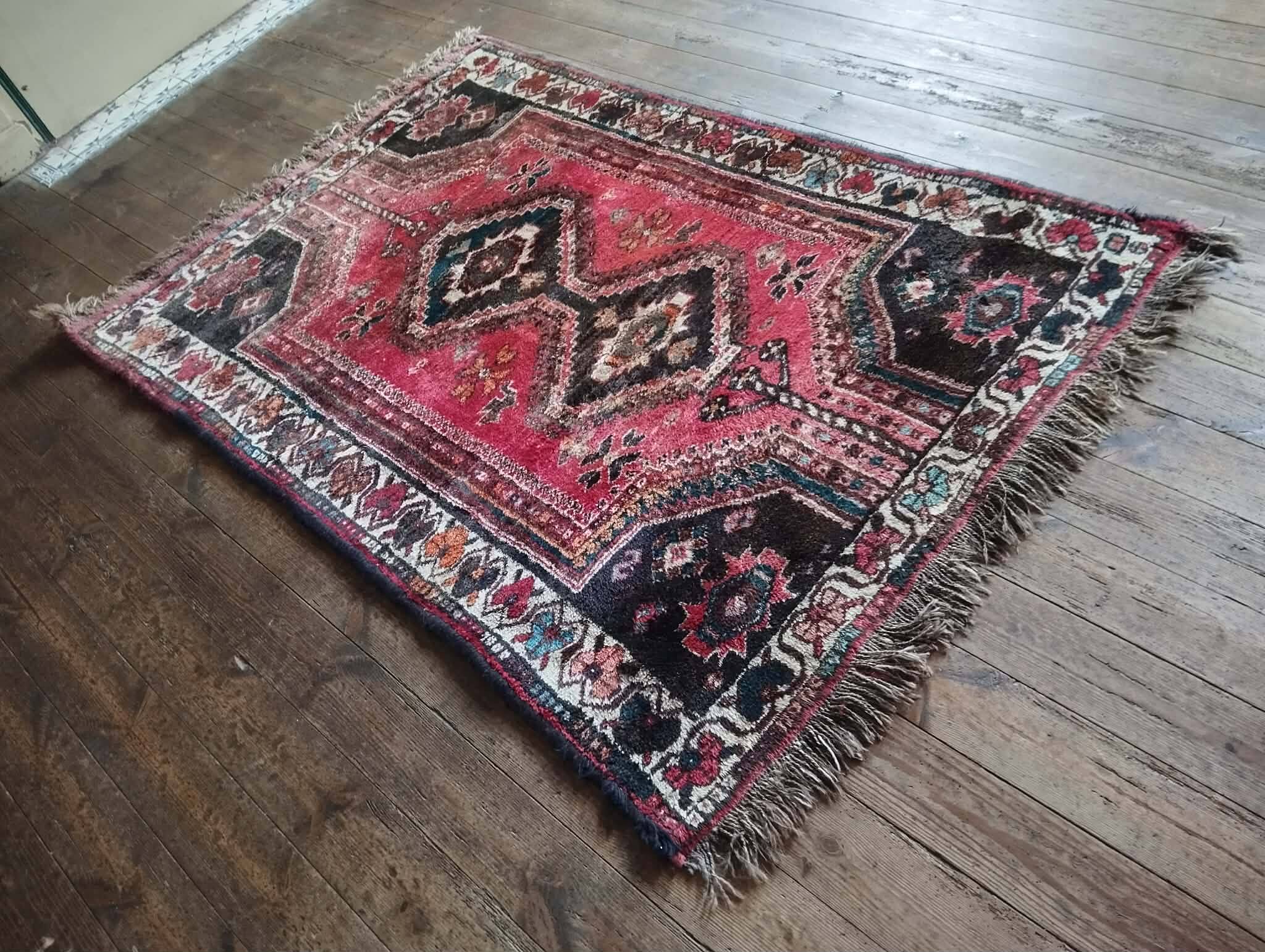 Handmade Persian Shiraz rug 166x112cm