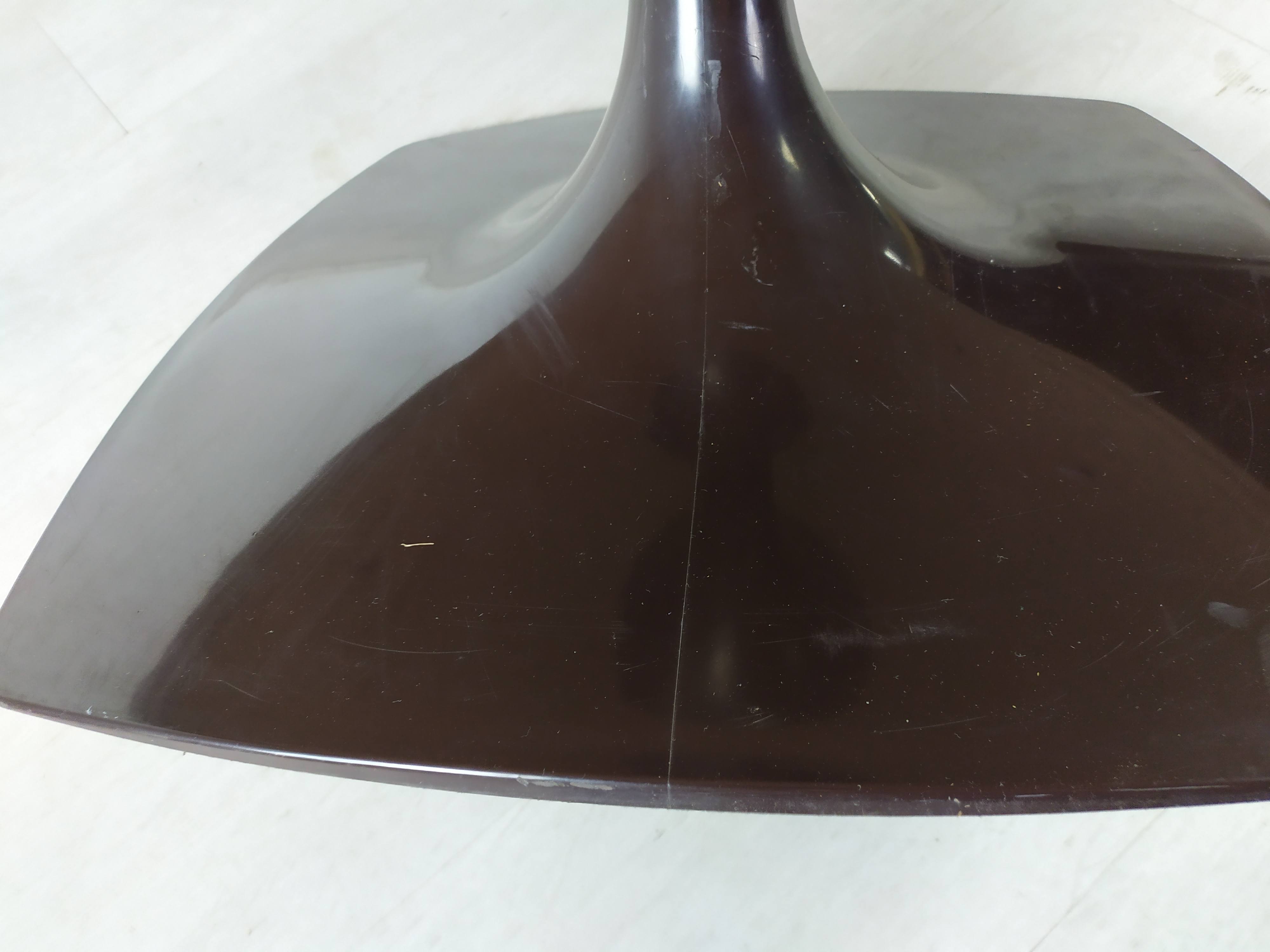 Round coffee table vintage tulip foot