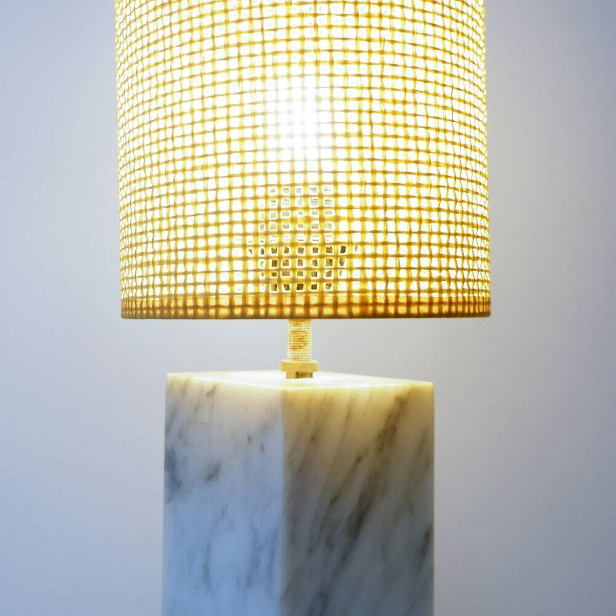 Lampe de table vintage en marbre avec nouvel abat-jour en raphia