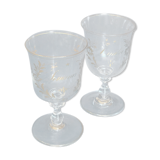 Deux verres à pied anciens avec décor floral peint à l'or