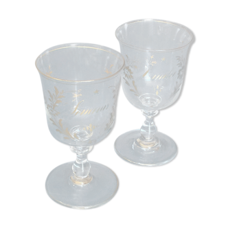 Deux verres à pied anciens avec décor floral peint à l'or