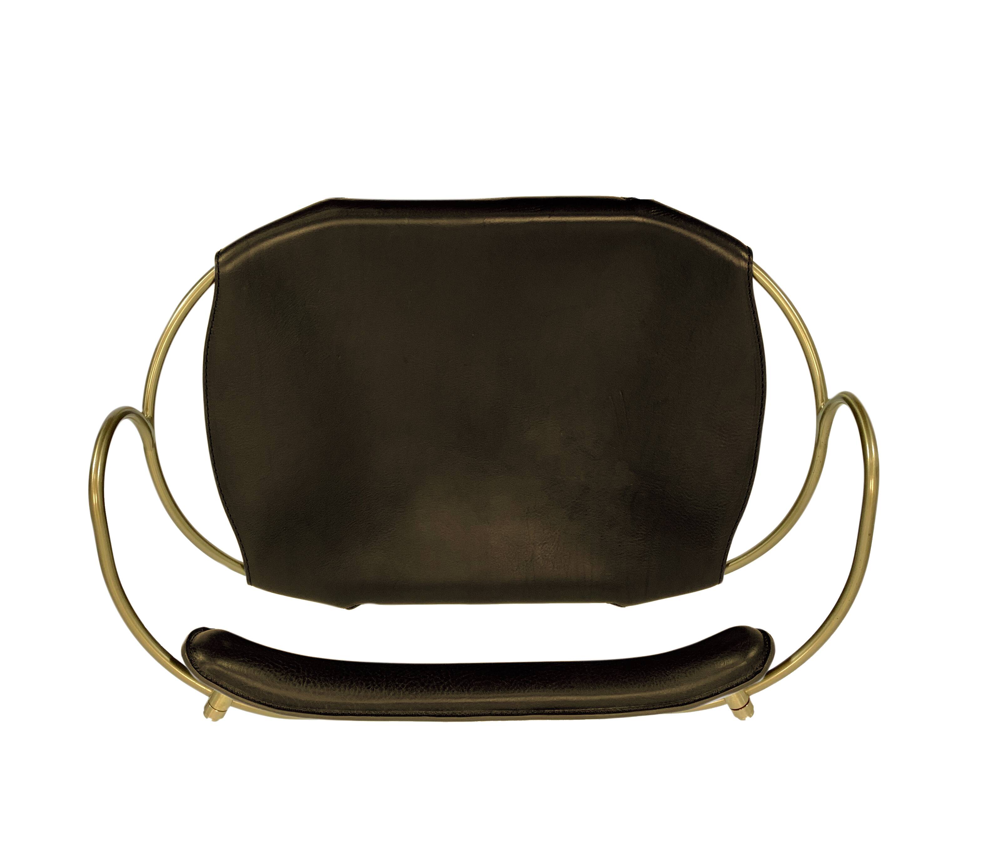 Organic bar stool with a vintage brass backrest and brown leather.