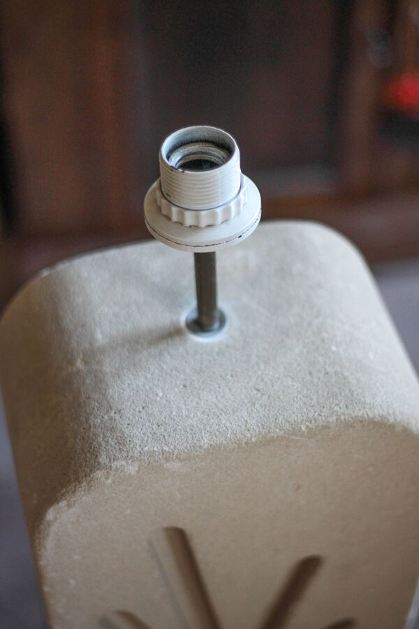 Lampe de table en pierre blanche moderniste, lampe brutaliste