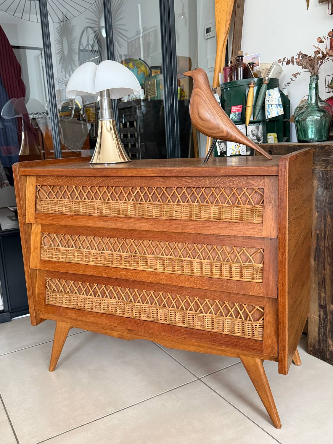 Commode en bois et rotin vintage pieds compas