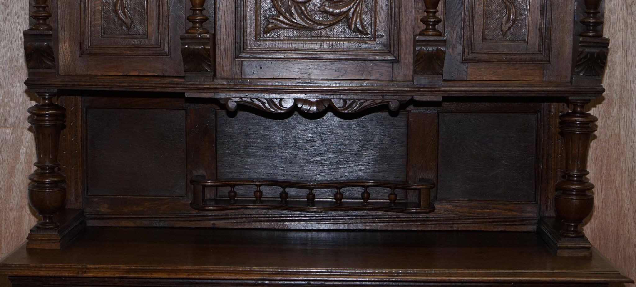 Armoire Néerlandaise Sculptée en Chêne Massif Début XIXe Siècle