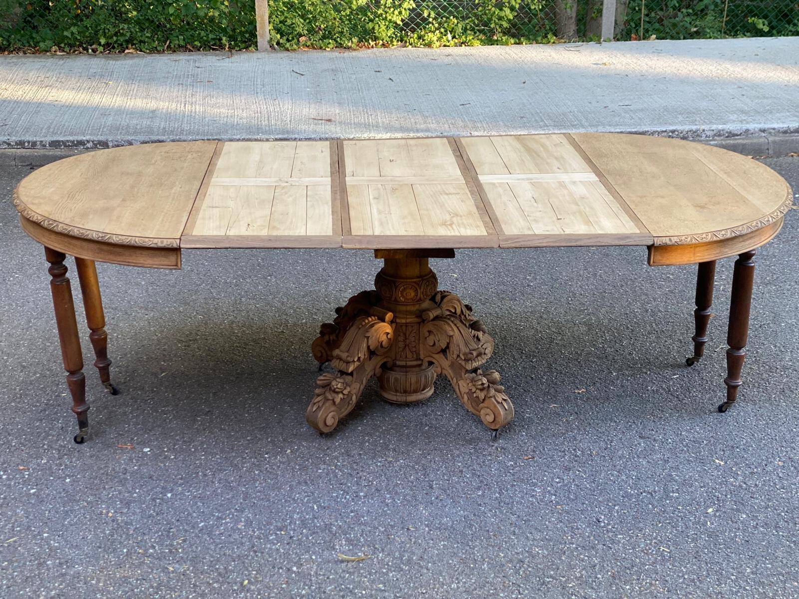 Round extendable dining table Napoleon III renovated in 19th-century oak.