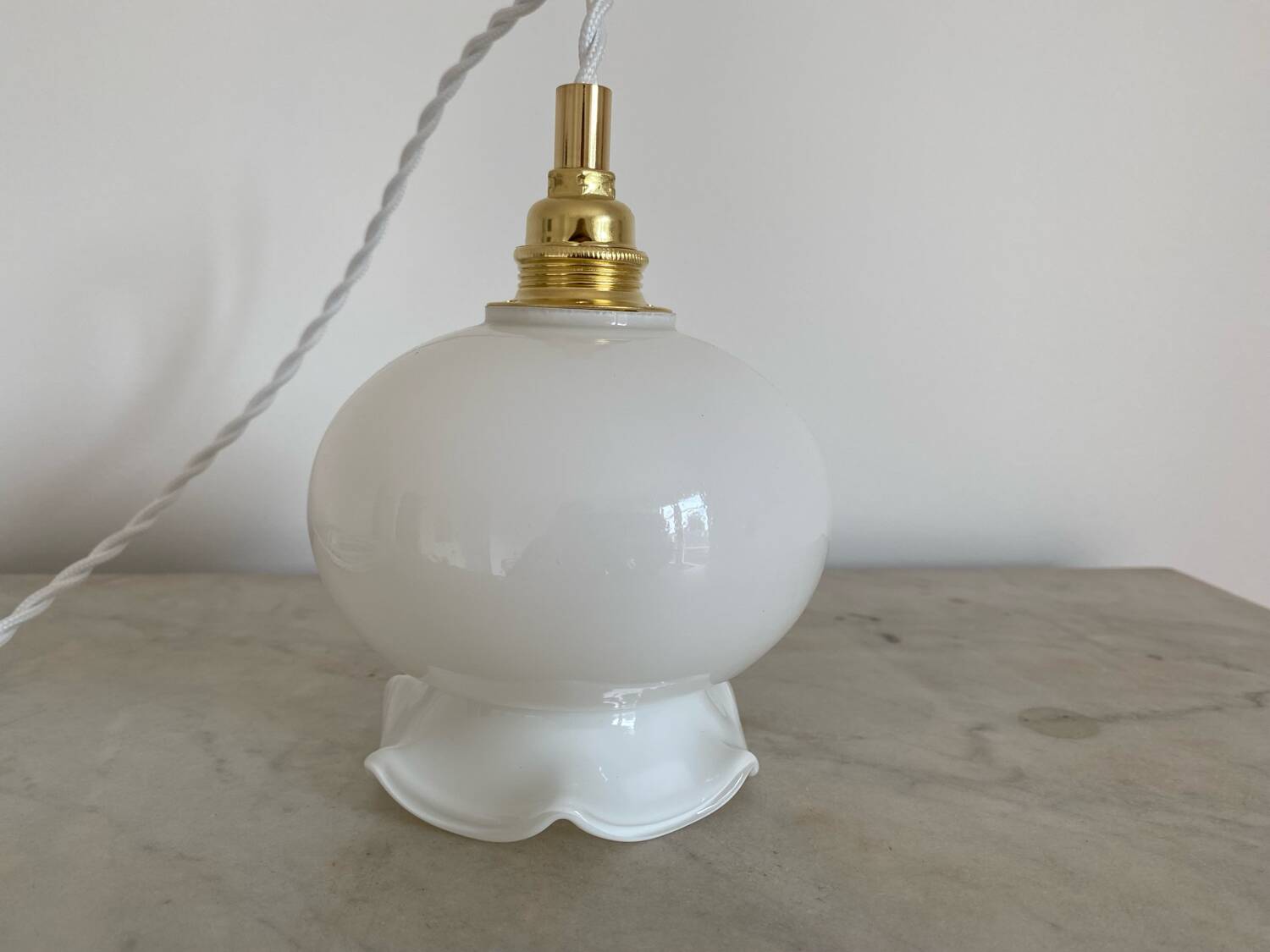Walking lamp with vintage opaline globe