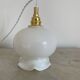 Baladeuse avec globe vintage en opaline