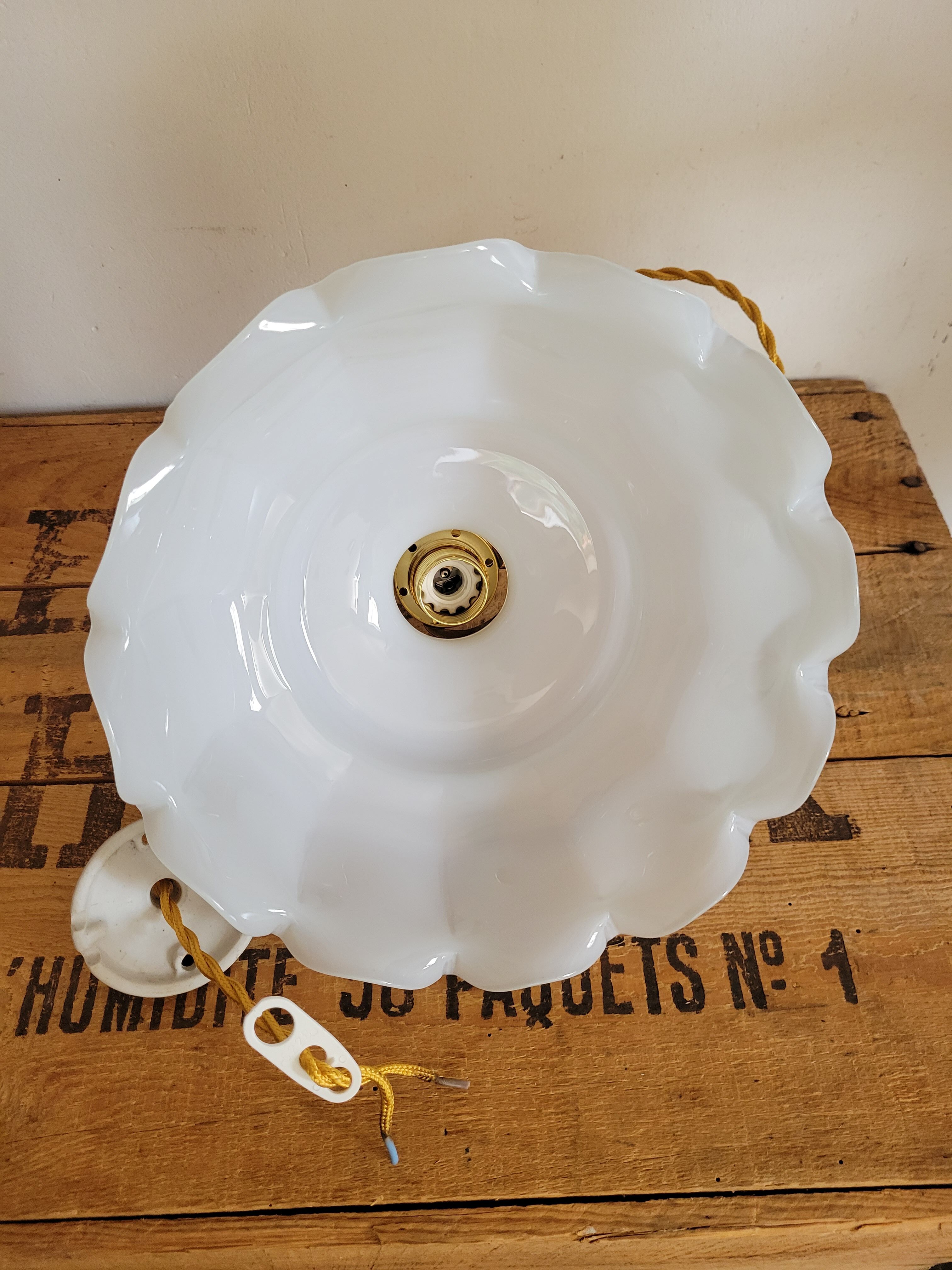 White opaline suspension