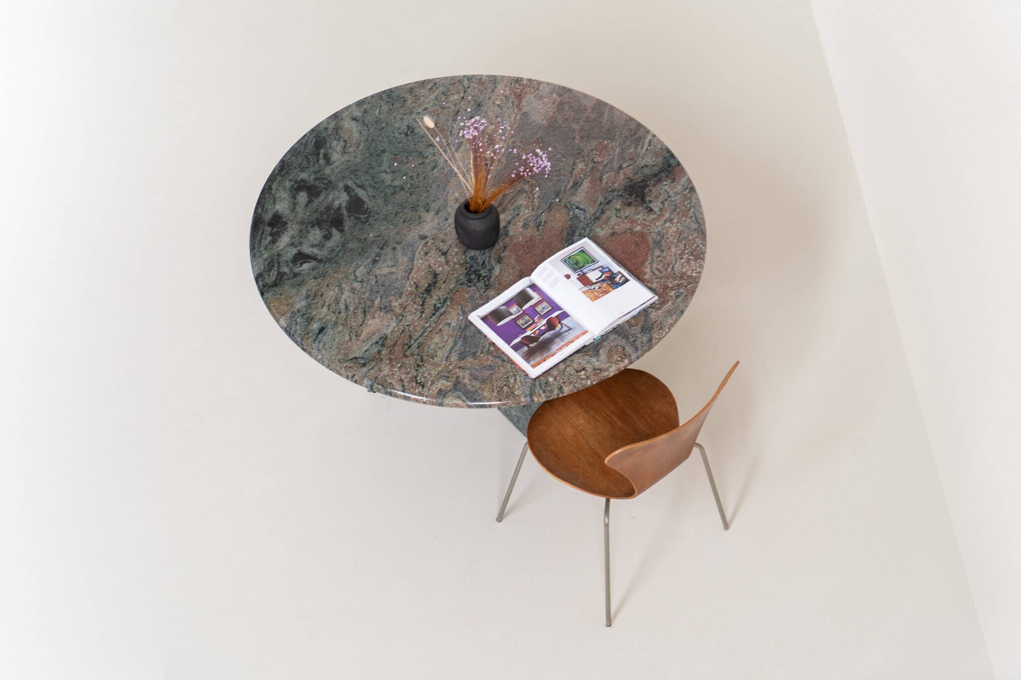 Dining table in solid Juparana granite