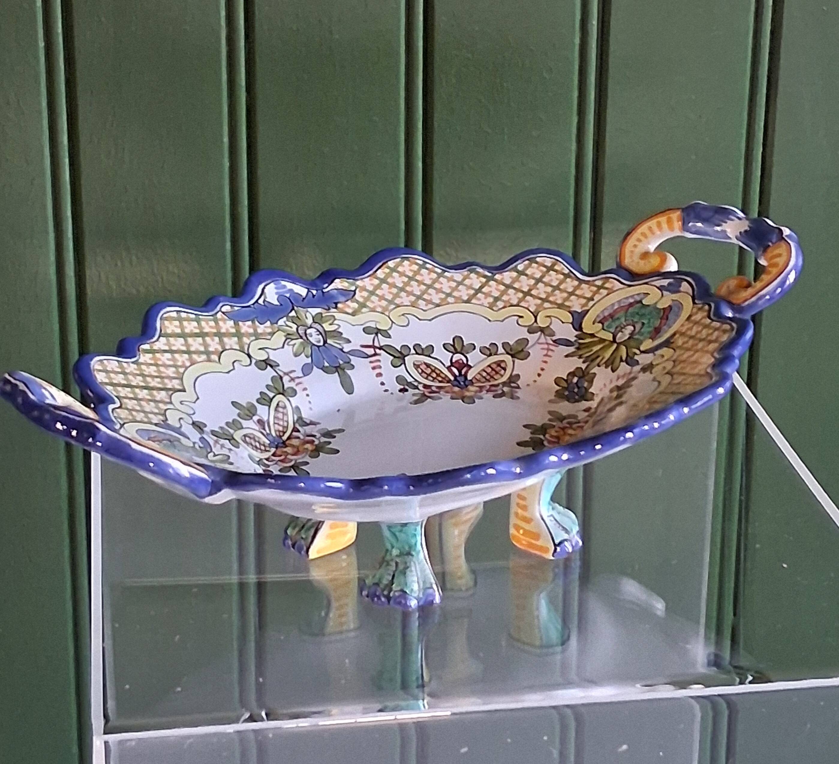 Very nice pedestal centrepiece from Nevers in good condition.