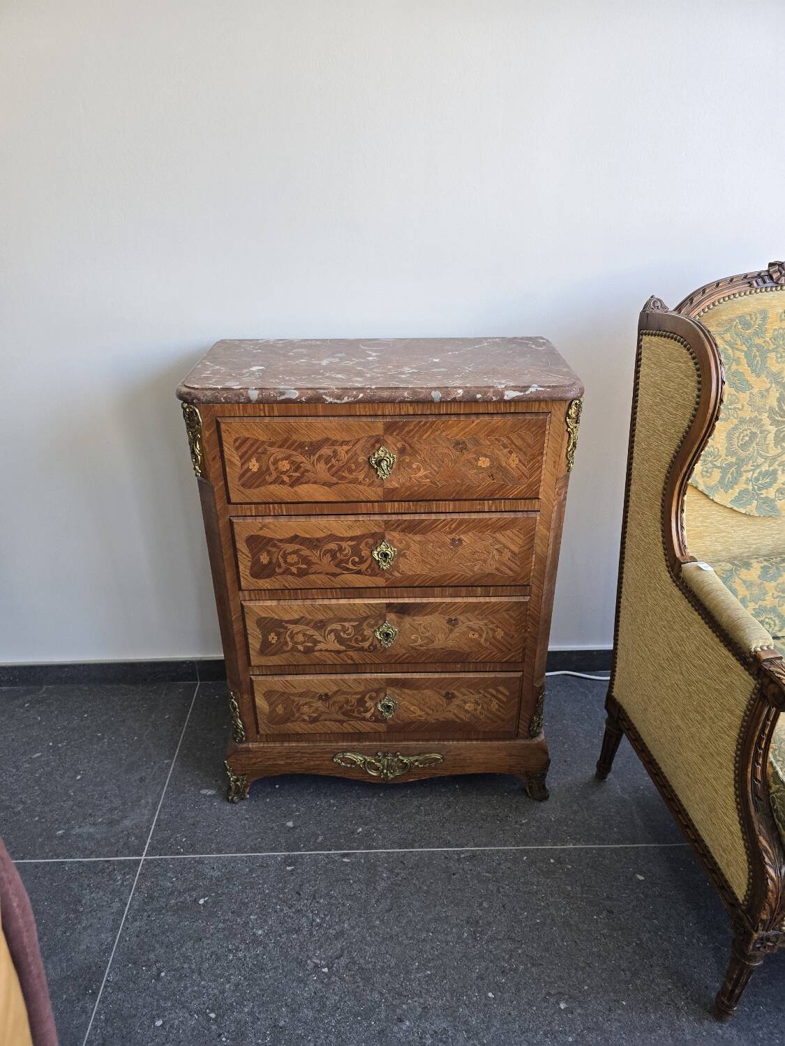 Louis XV chest of drawers in marquetry and gilded bronze - Marble top