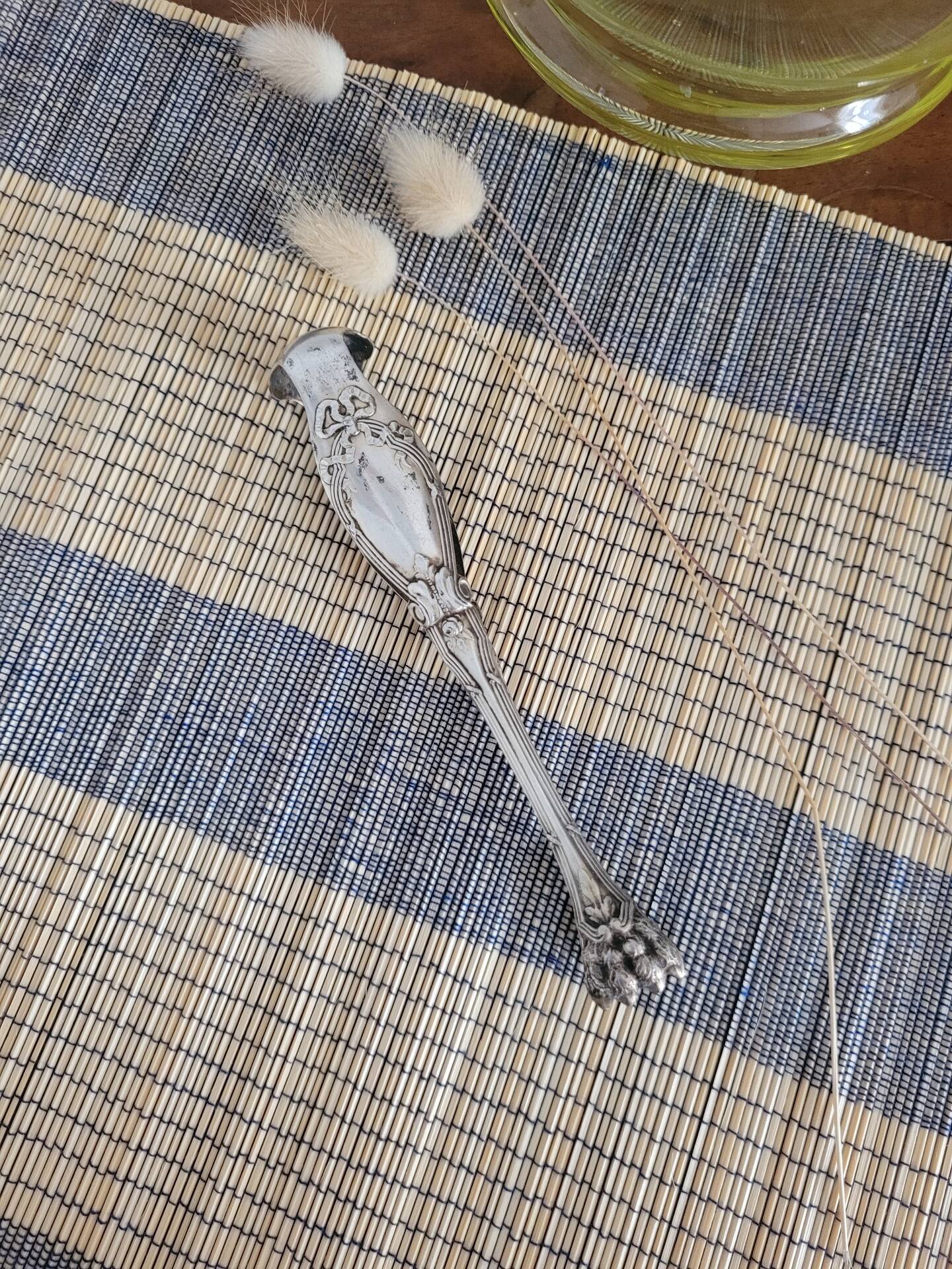 Pince à sucre argenté décor Louis XVI