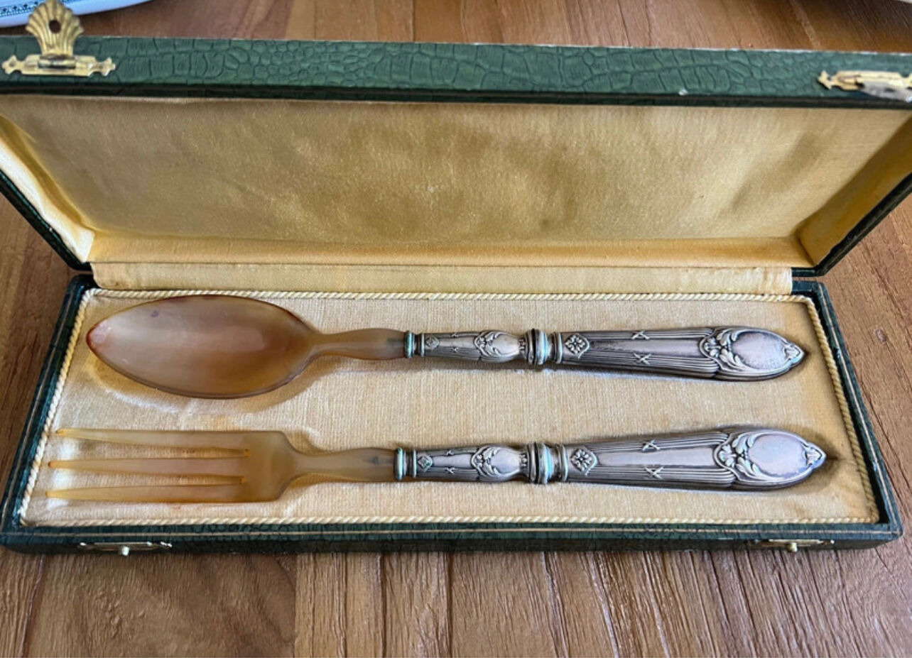 Ensemble de couverts de service anciens, dans leur boîte d’origine