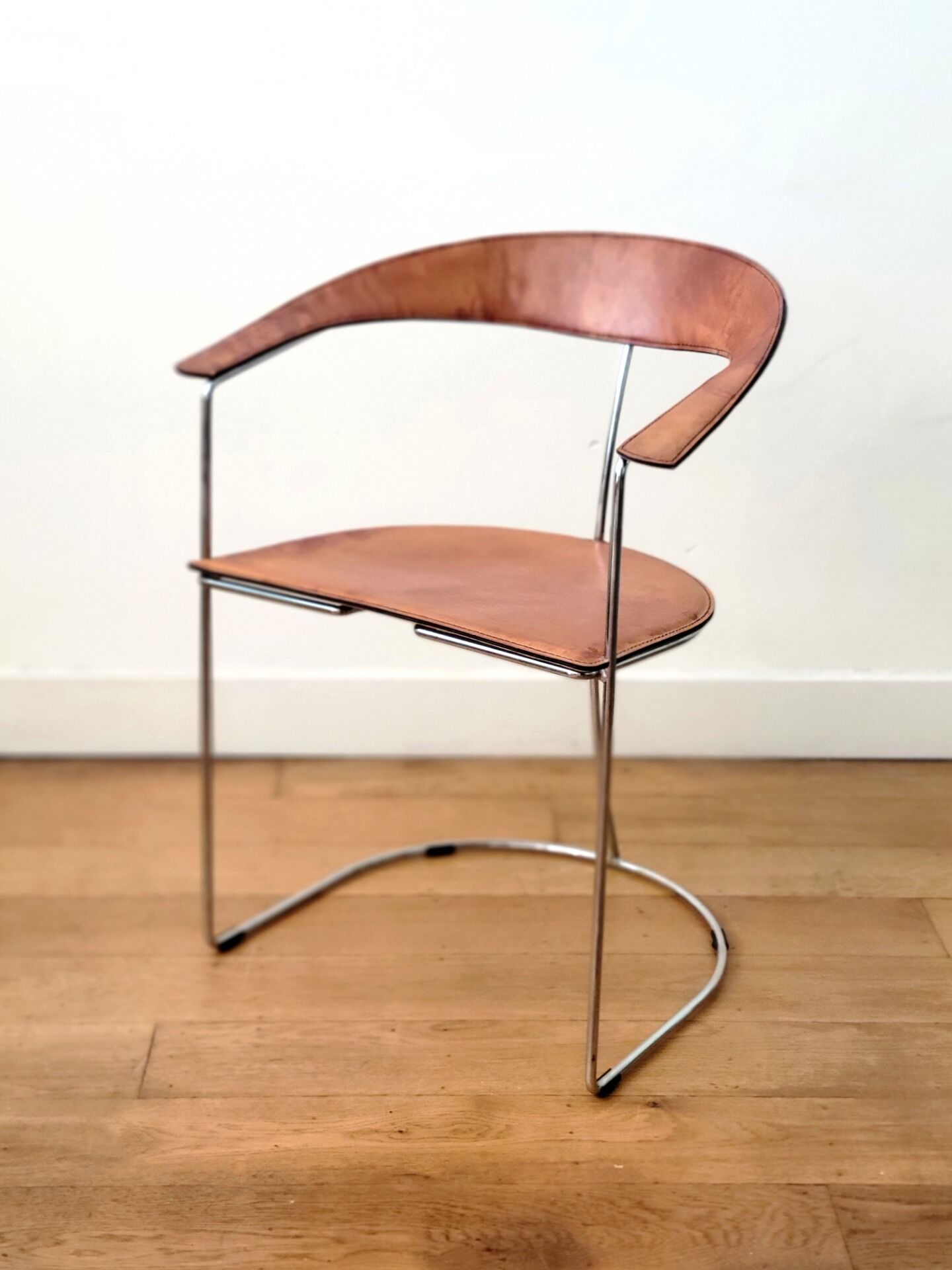 Chaise Arrben Ursula postmoderne en cuir cognac et chrome
