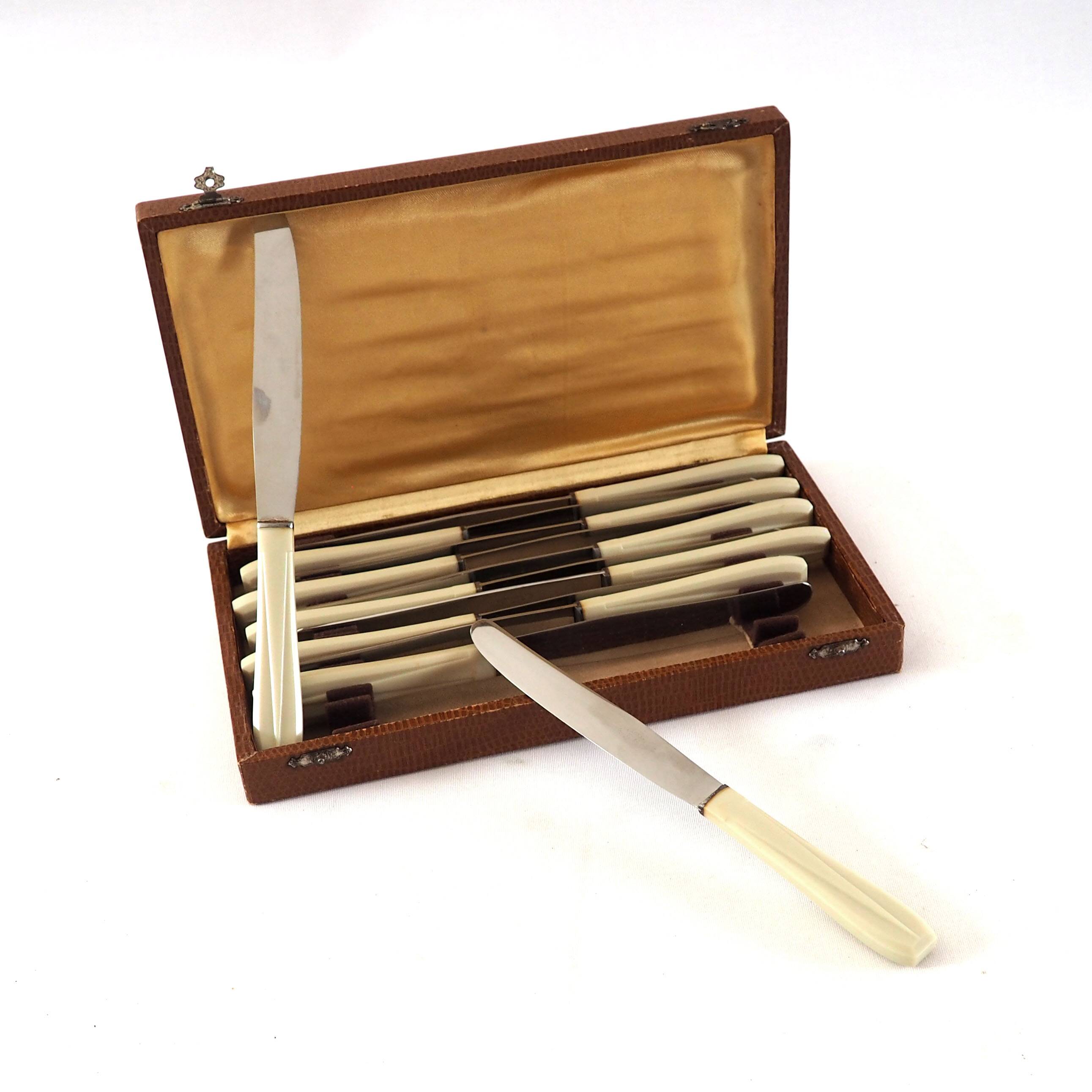 Set of 12 Bakelite knives