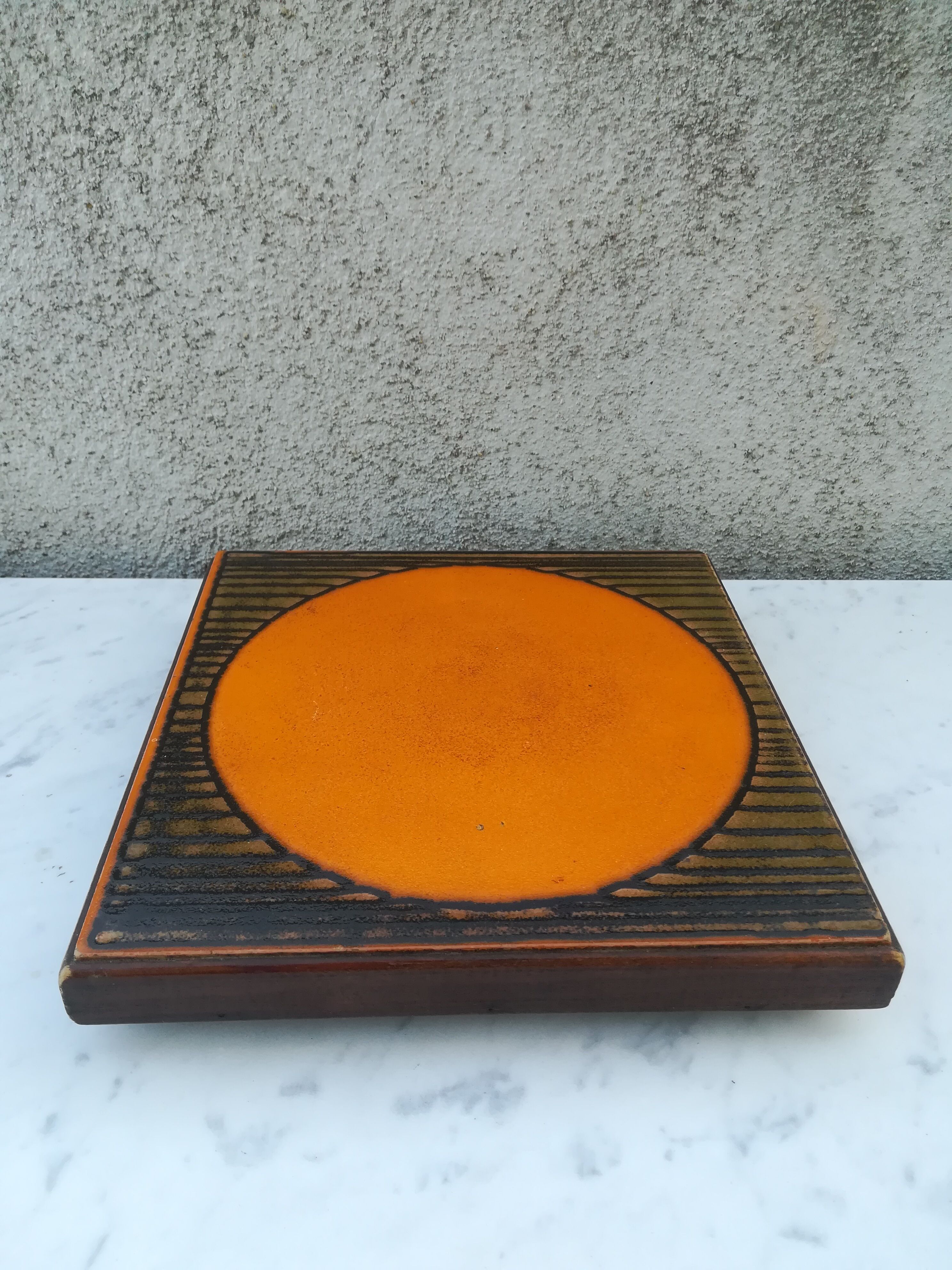 Pop ceramic dish underside